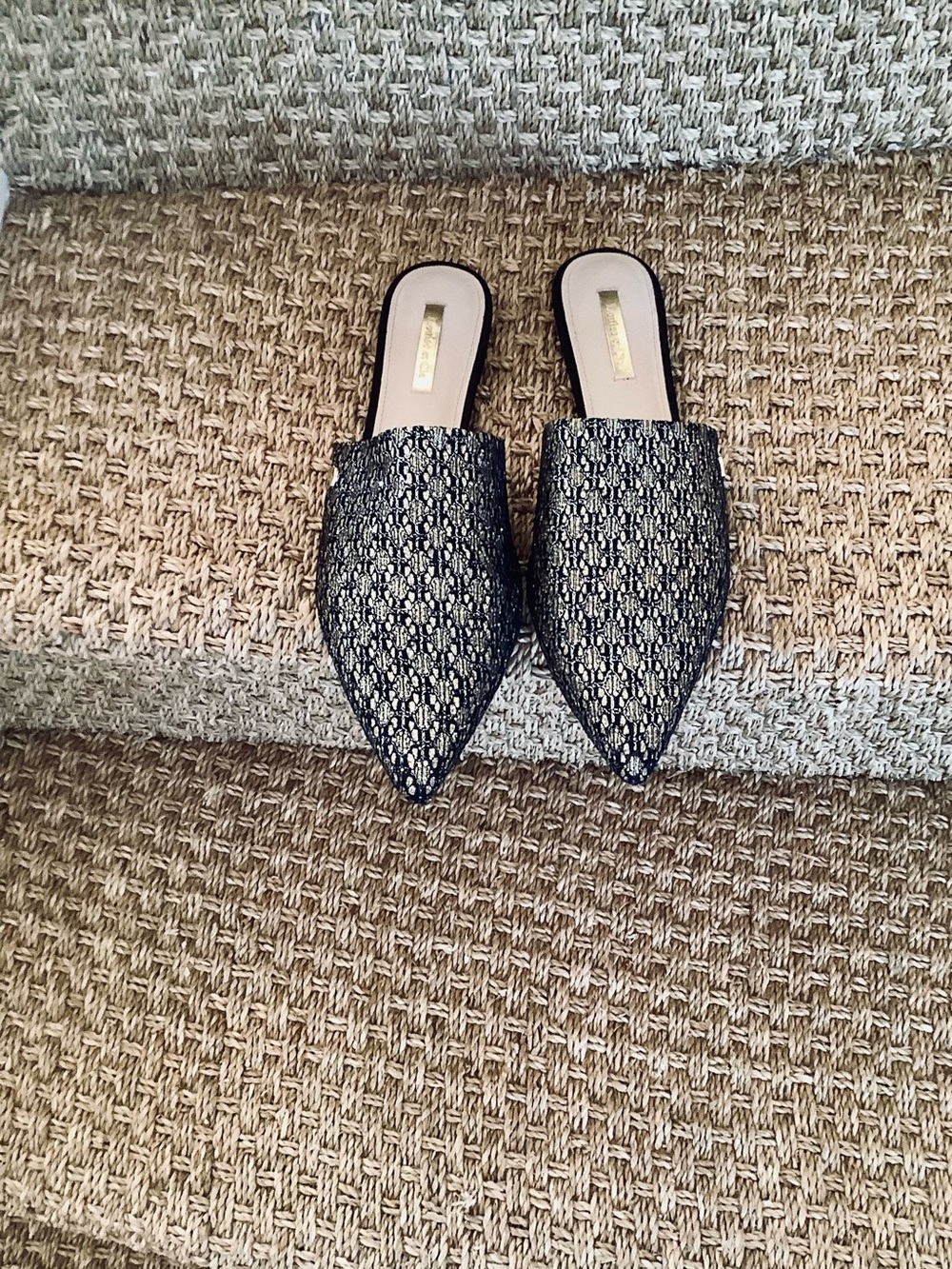 LADIES LOUISE ET CIE BLACK AND GOLD BROCADE PATTERN SLIDES SZ 13M